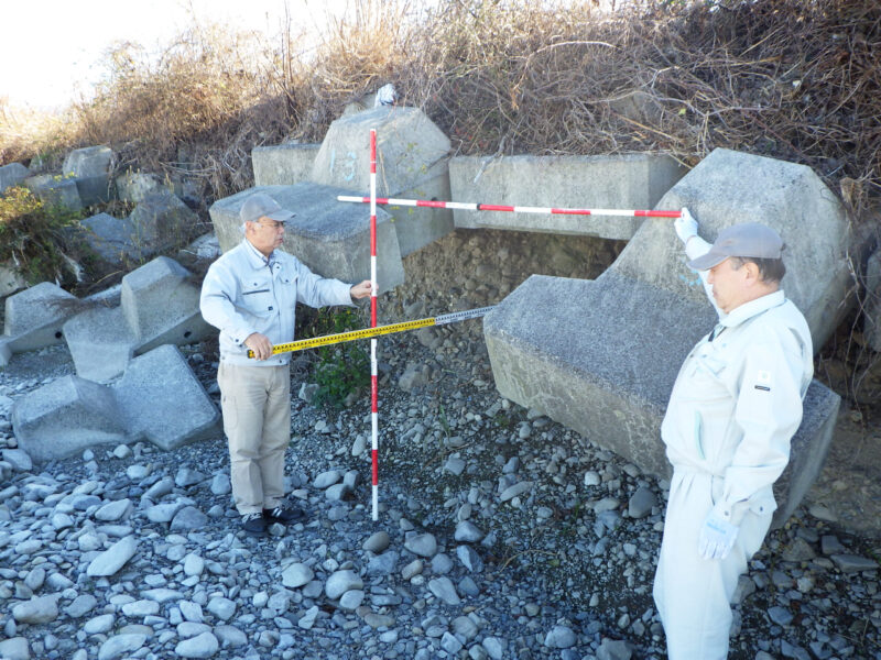 重信川　護岸（根固ブロック）洗堀状況調査